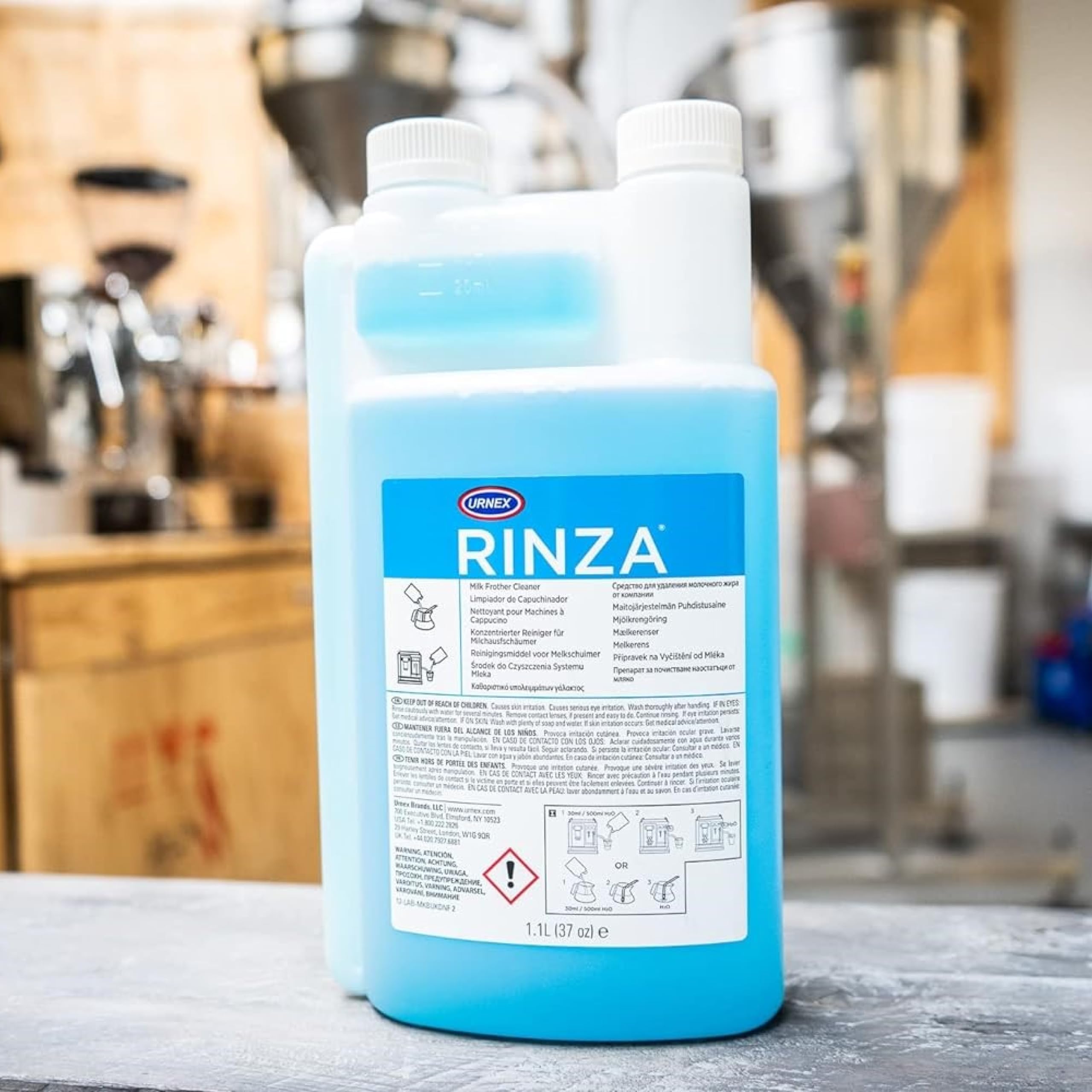 Urnex Rinza jarro de acero inoxidable brillante tras limpieza efectiva