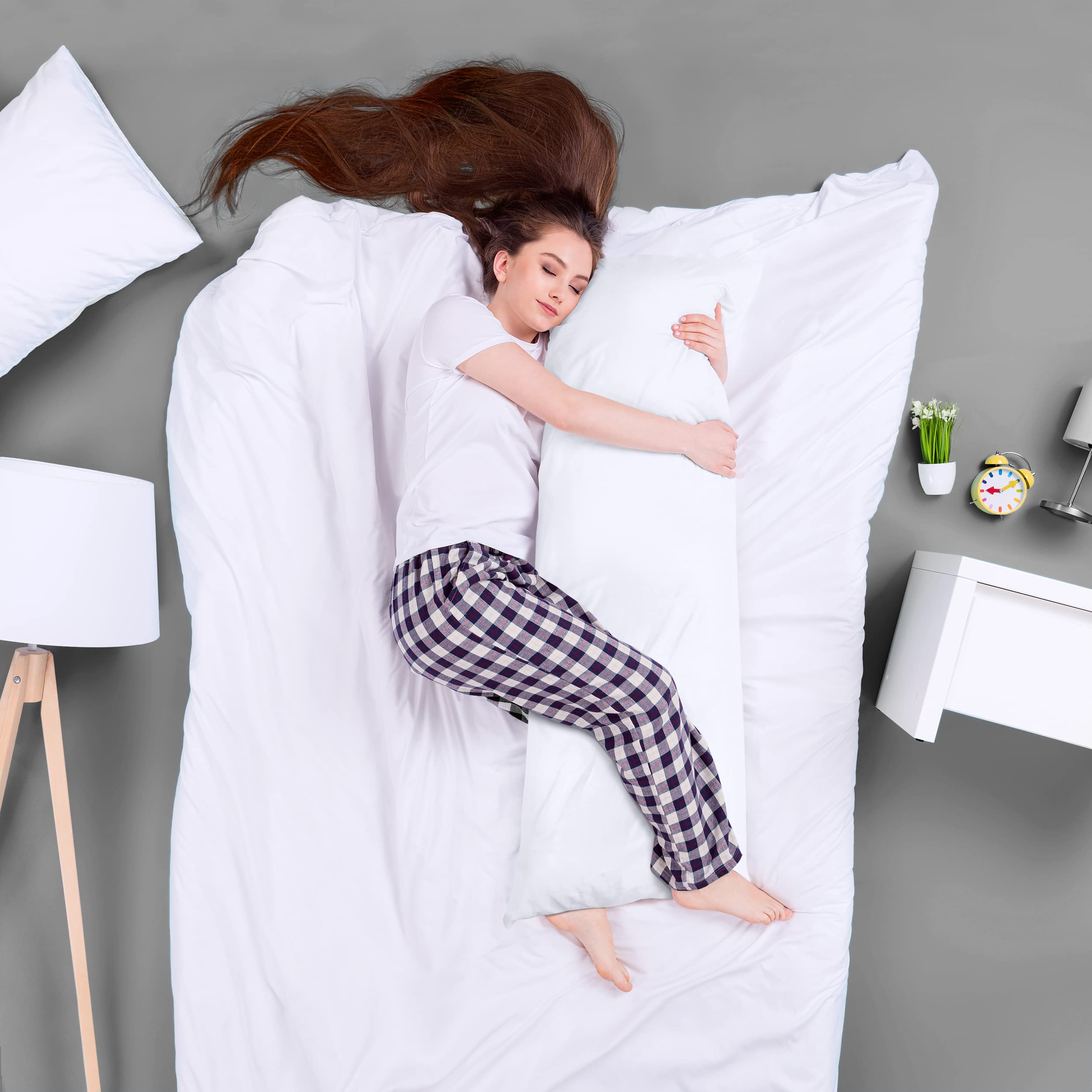 Utopia Bedding mujer de lado abrazando almohada, apoyo ergonómico inmediato