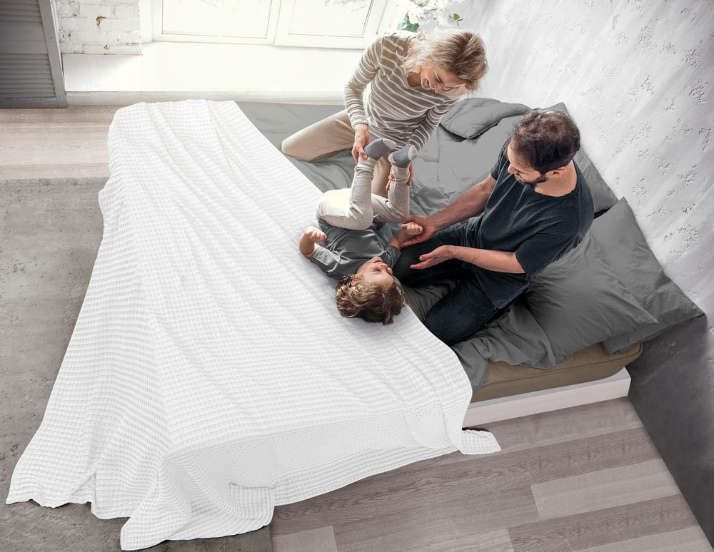 Utopia Bedding persona leyendo sobre la manta transmite confort y ligereza