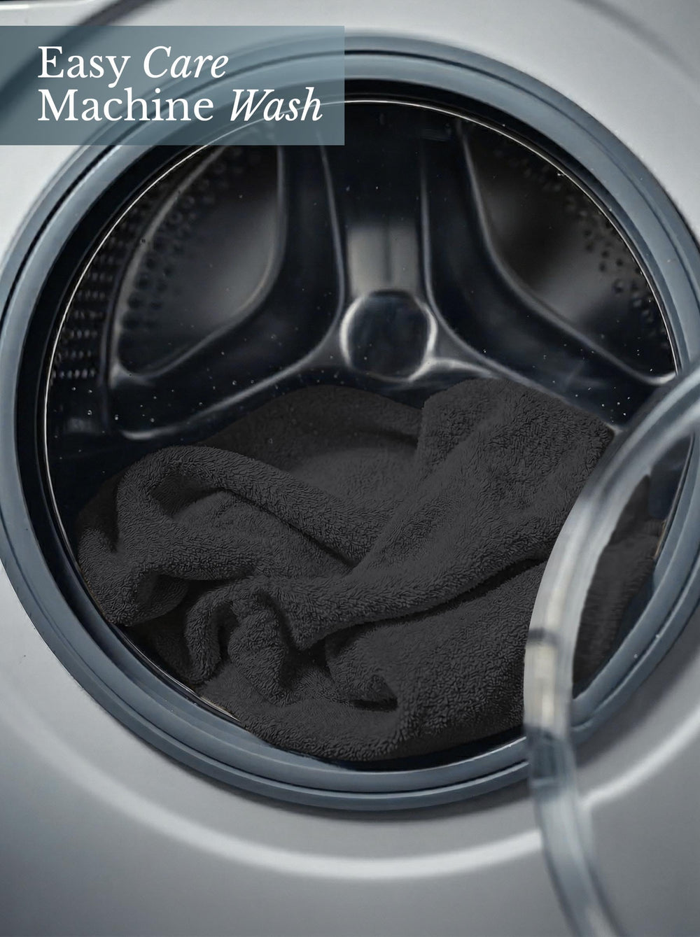 Utopia Towels toalla colocada junto a una piscina, demostrando versatilidad para uso en exteriores