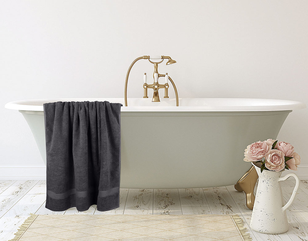 Utopia Towels toalla junto a piscina demostrando uso en exteriores