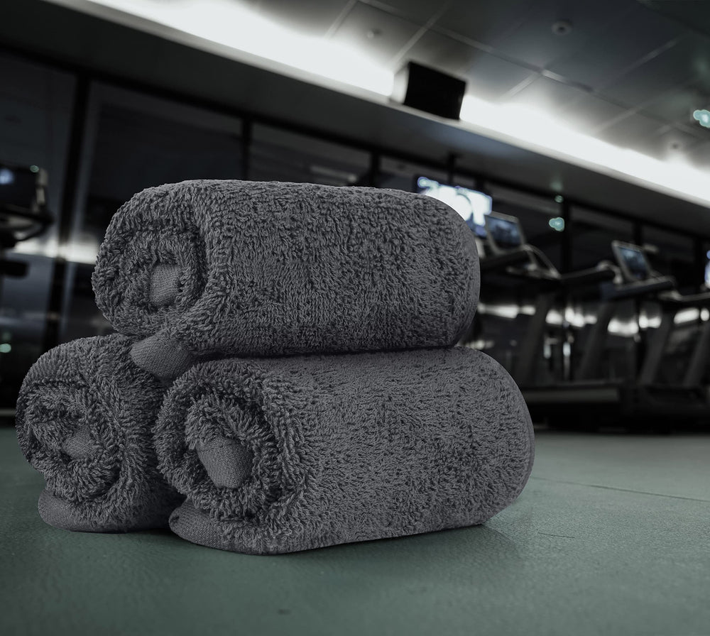 Utopia Towels toallitas colocadas en habitación de invitados acogedora