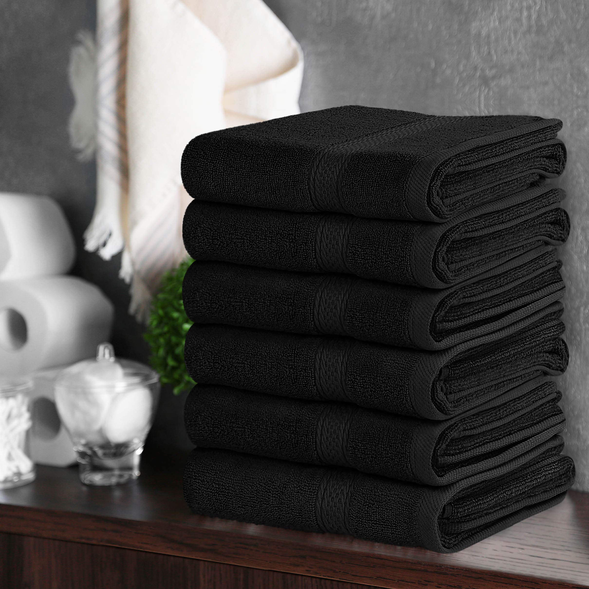 Utopia Towels toallas apiladas en baño mostrando cómo decoran y ahorran espacio