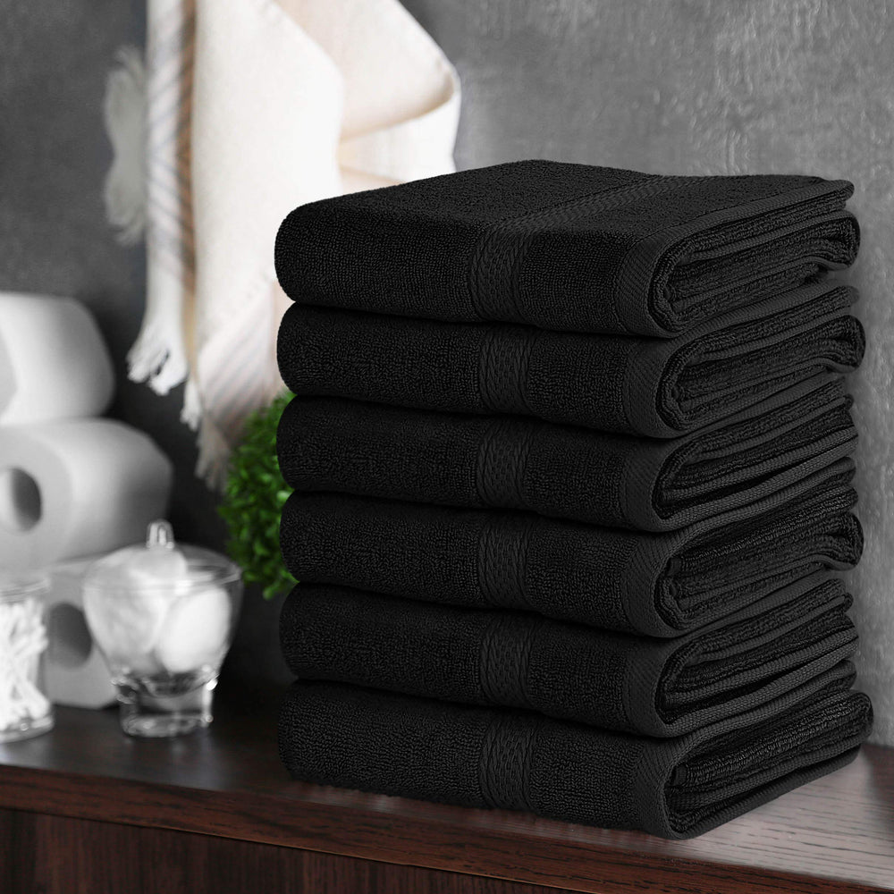 Utopia Towels toallas apiladas en baño mostrando cómo decoran y ahorran espacio