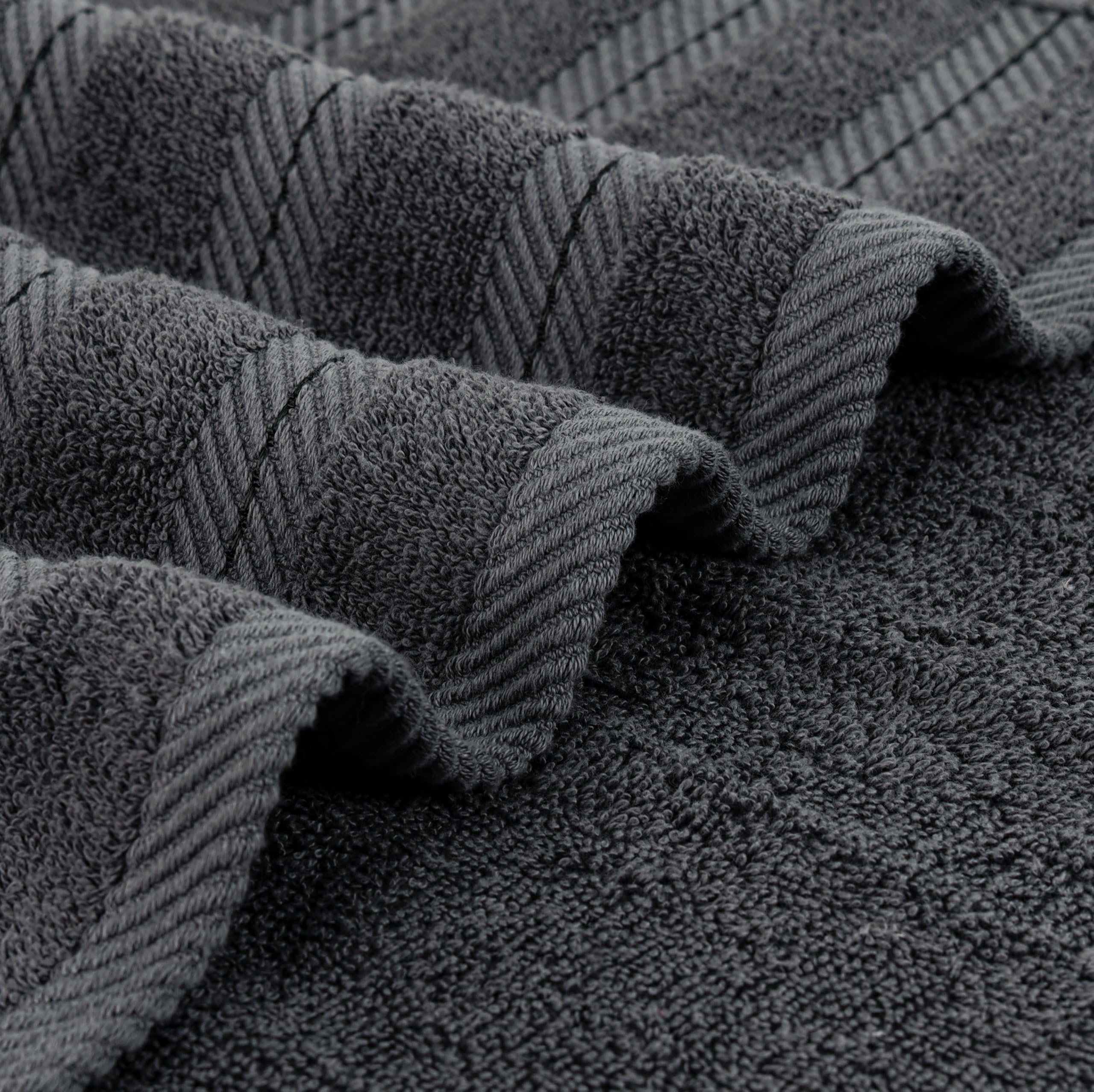 Utopia Towels comparación de tamaño con manos para referencia real