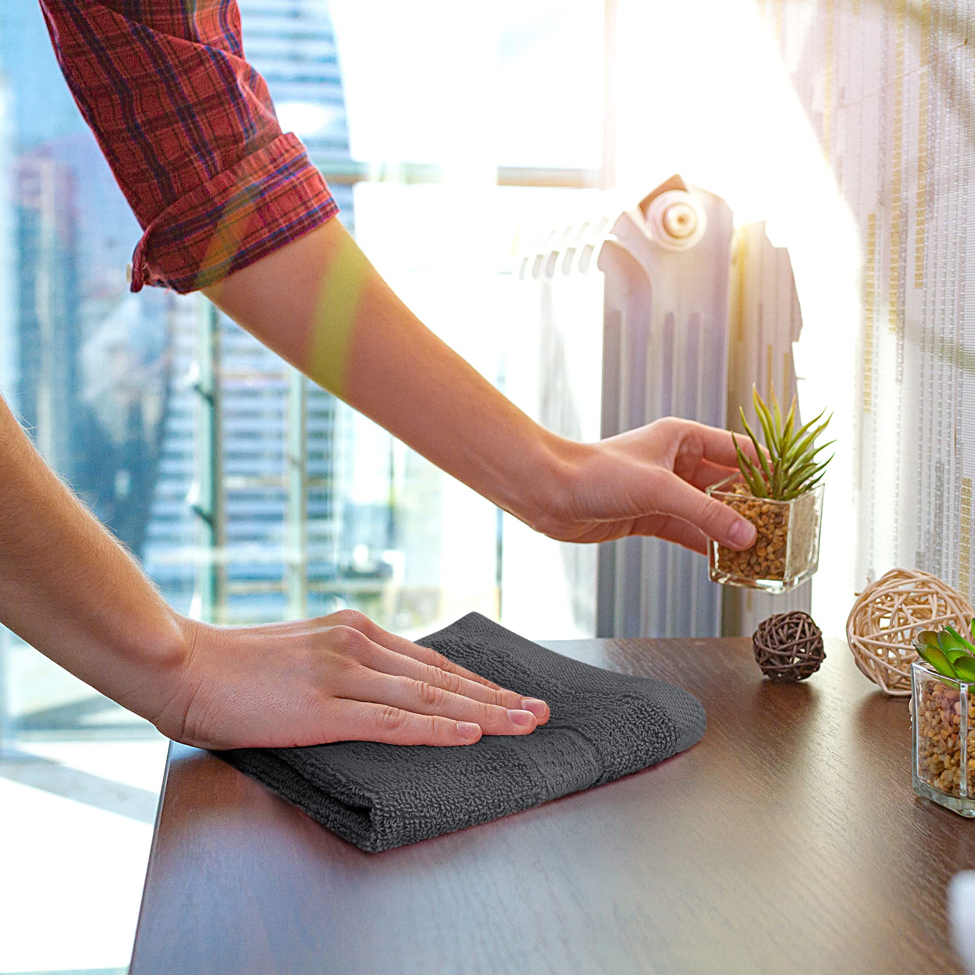 Utopia Towels comparación de tamaño con mano, muestra las 12x12 pulgadas