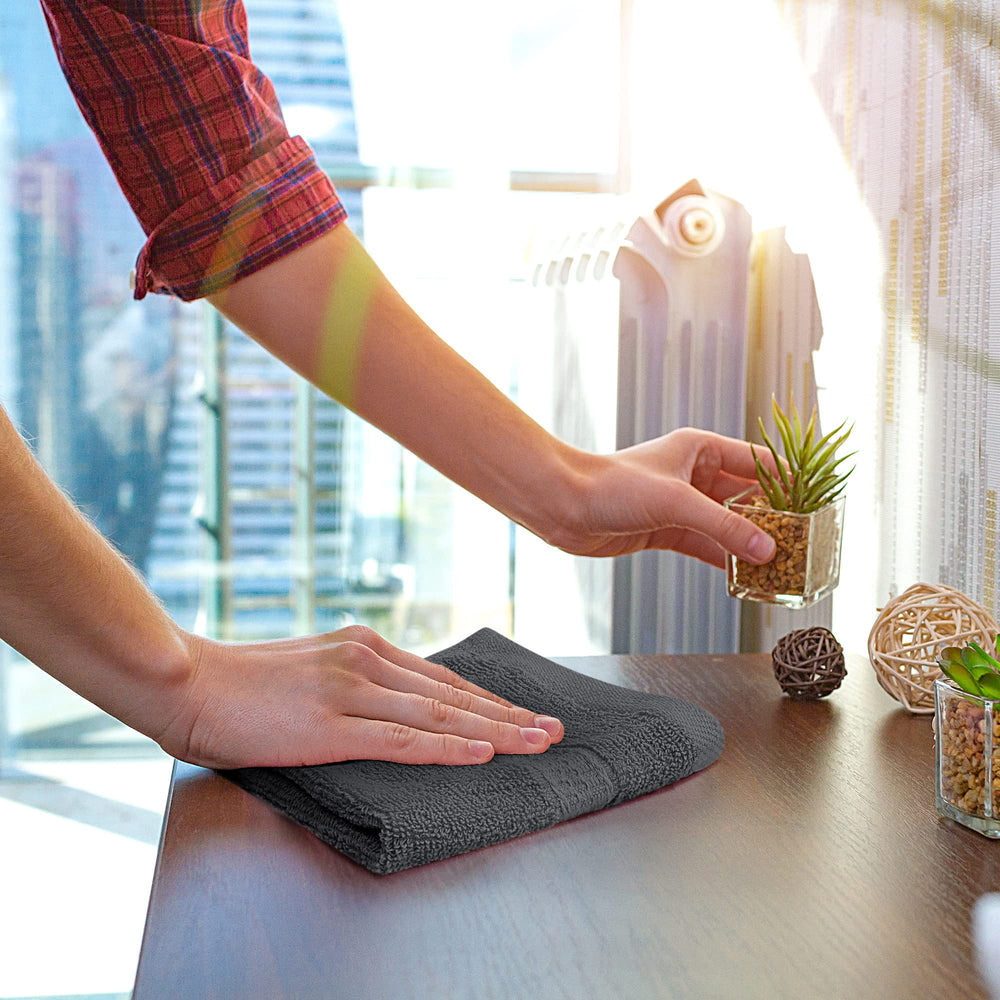 Utopia Towels comparación de tamaño con mano, muestra las 12x12 pulgadas