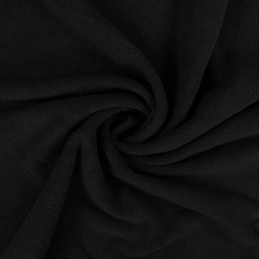 Utopia Towels comparación de tamaño con mano, demuestra medidas 35x70 pulgadas