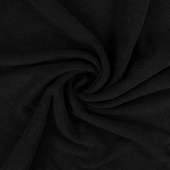 Utopia Towels comparación de tamaño con mano, demuestra medidas 35x70 pulgadas