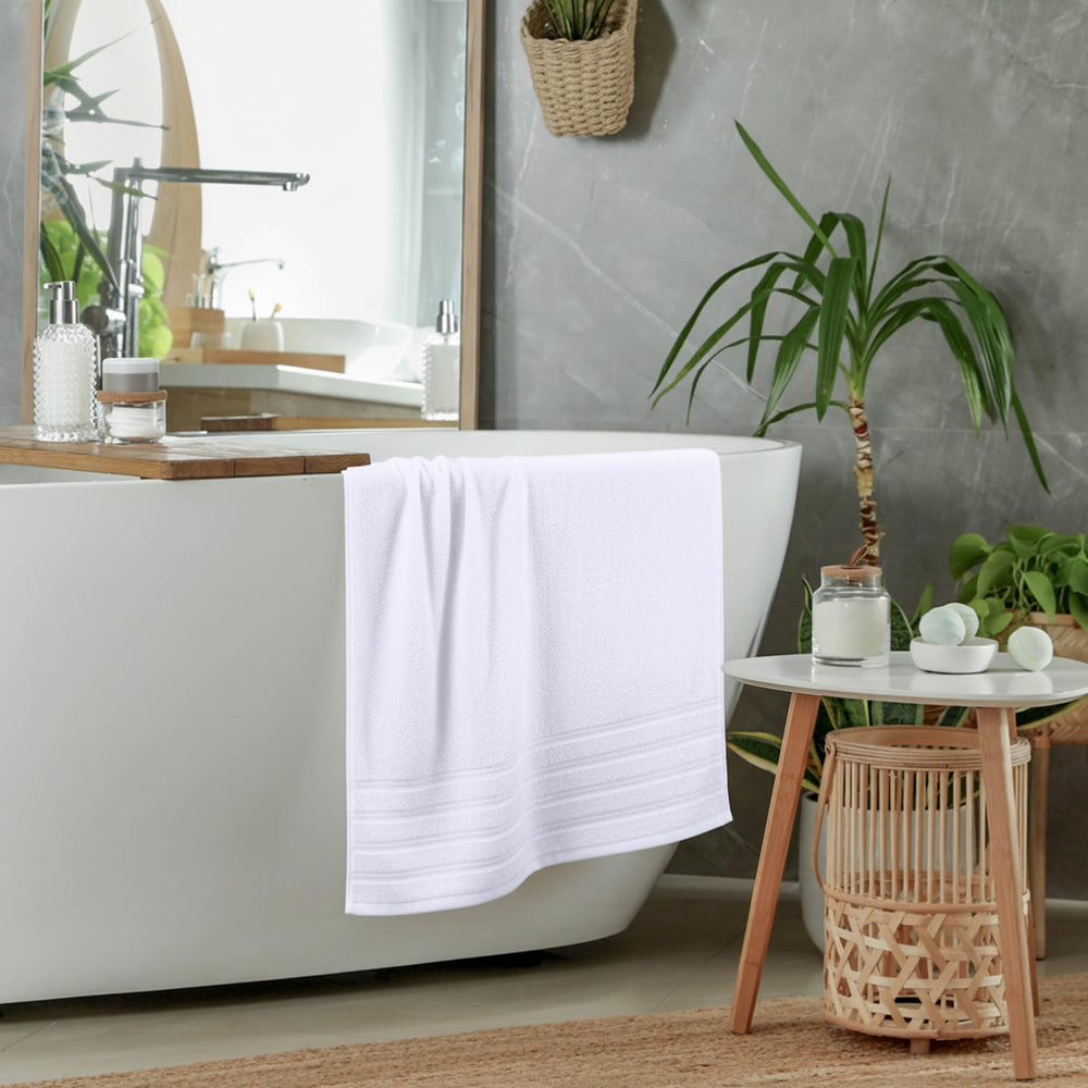 Utopia Towels doblada en estantería organizada para almacenamiento eficiente