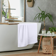 Utopia Towels doblada en estantería organizada para almacenamiento eficiente