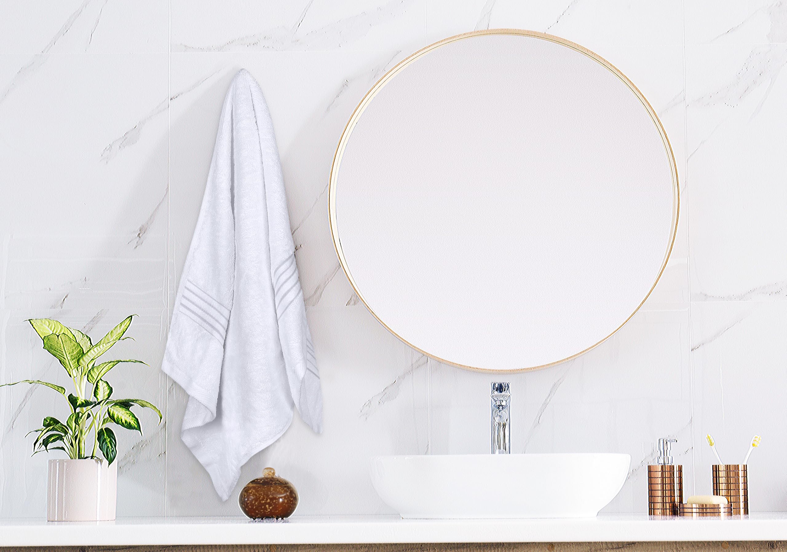 Utopia Towels en baño decorado demostrando aspecto blanco pulcro
