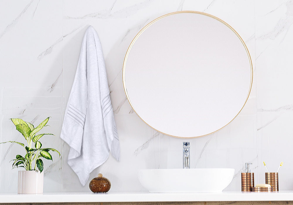 Utopia Towels en baño decorado demostrando aspecto blanco pulcro
