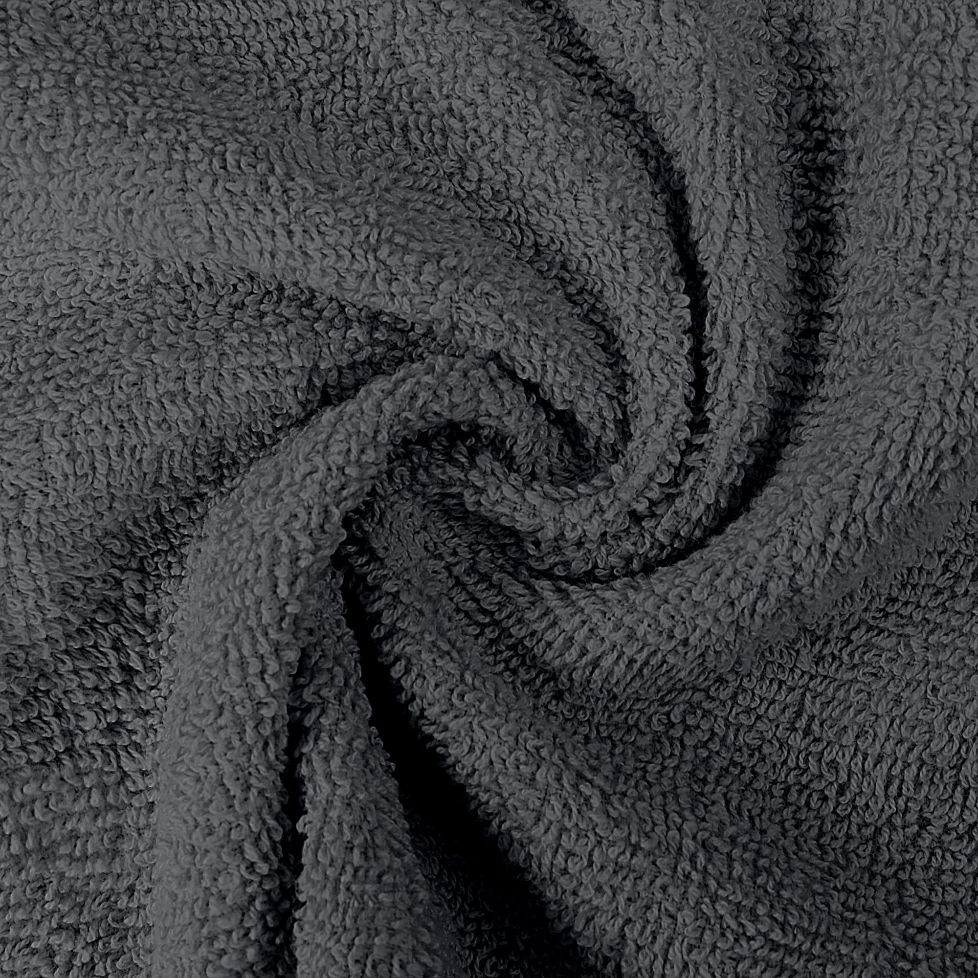 Utopia Towels colocadas en un baño moderno, combinación estética y utilidad