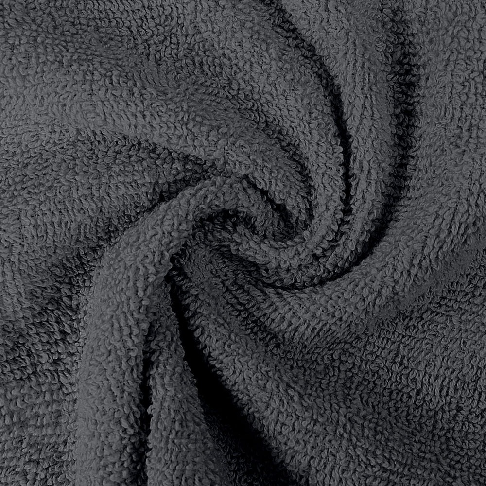 Utopia Towels colocadas en un baño moderno, combinación estética y utilidad
