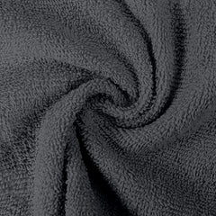 Utopia Towels colocadas en un baño moderno, combinación estética y utilidad