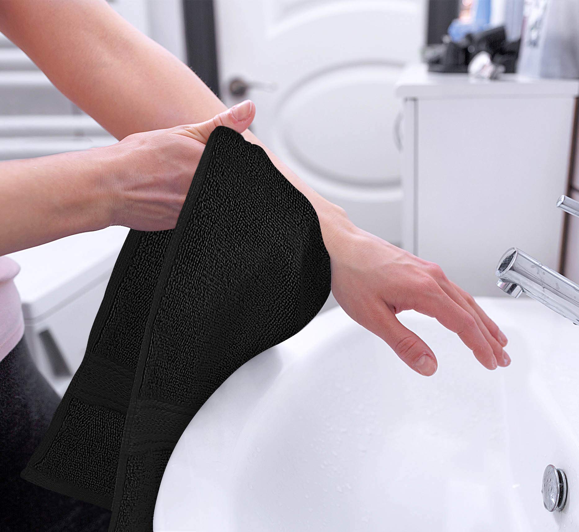 Utopia Towels toalla en uso junto a un fregadero que muestra su capacidad de secado