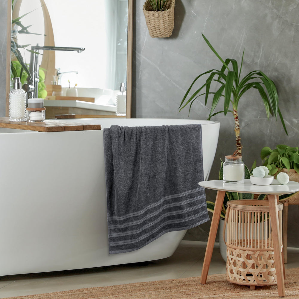 Utopia Towels persona secándose con toalla gris mostrando comodidad