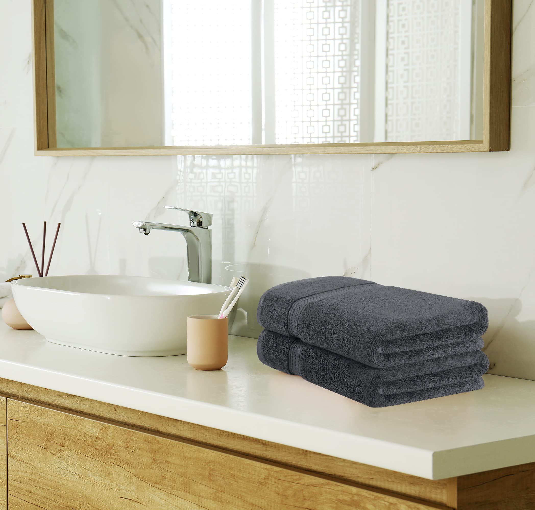 Utopia Towels pila ordenada en estantería, organización y ahorro de espacio