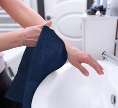 Utopia Towels toalla extendida 16x28 demostrando tamaño real