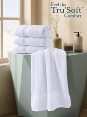 Utopia Towels toalla extendida en baño moderno, secado eficaz tras ducha