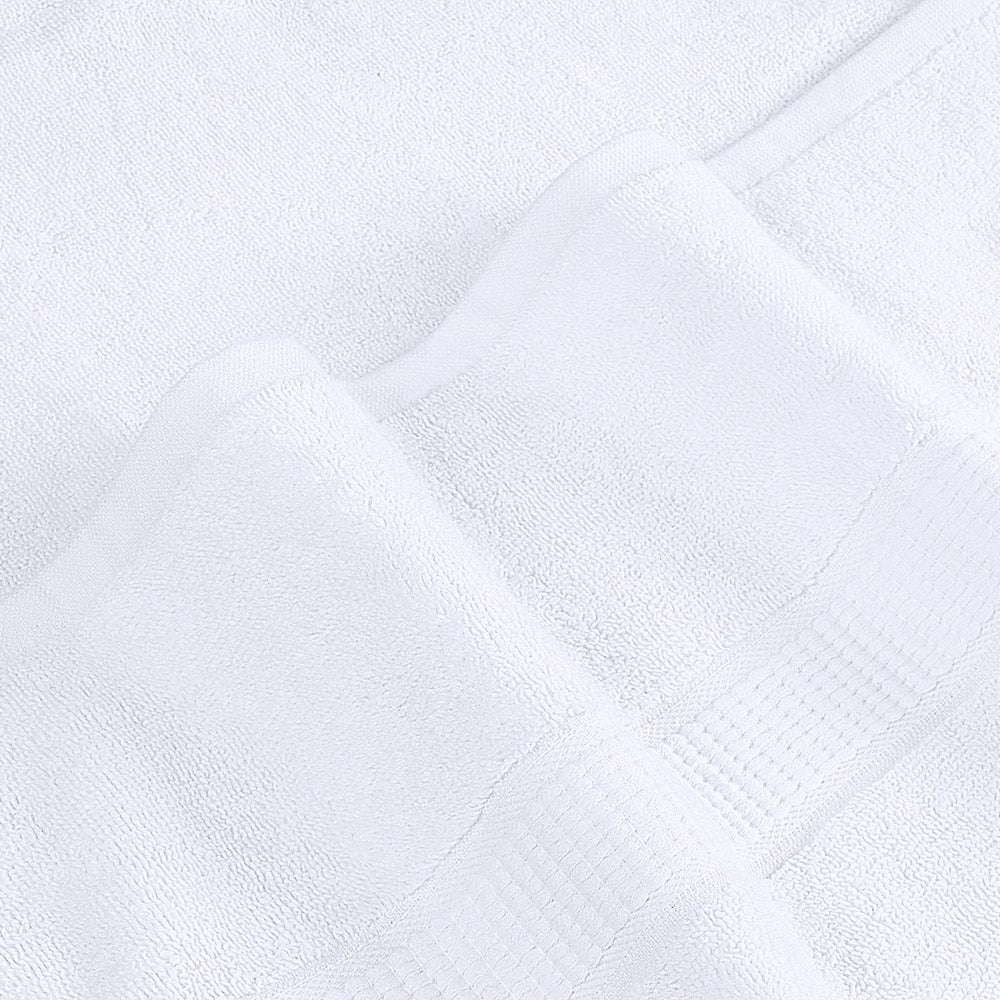 Utopia Towels toalla en uso junto a piscina, secado eficiente