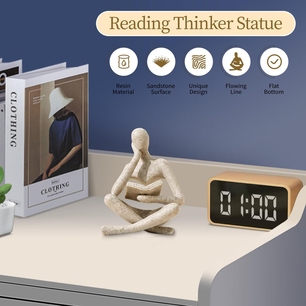 UTTCMK escultura colocada en estantería realzando libros
