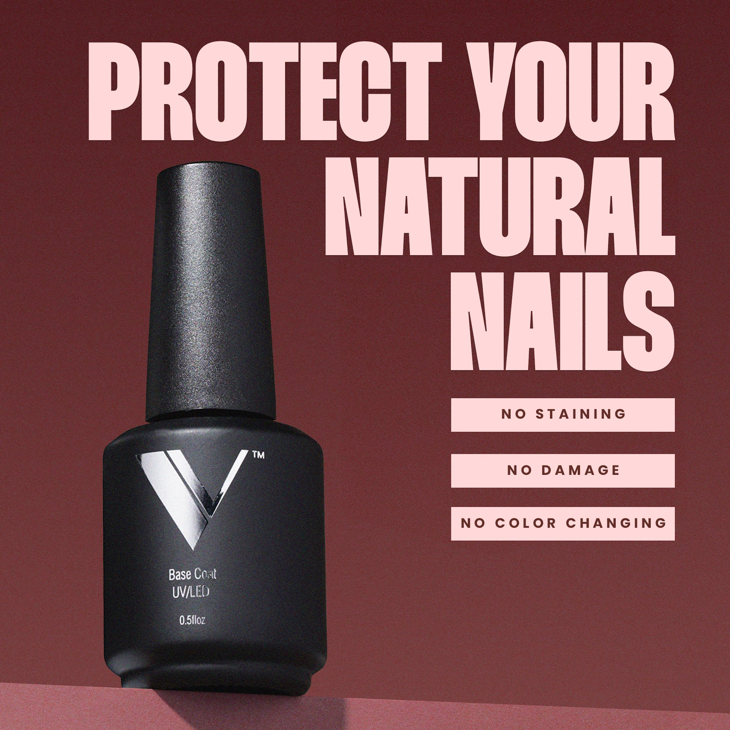 V Beauty Pure en uso curado bajo lámpara UV, asegura adhesión y acabado duradero