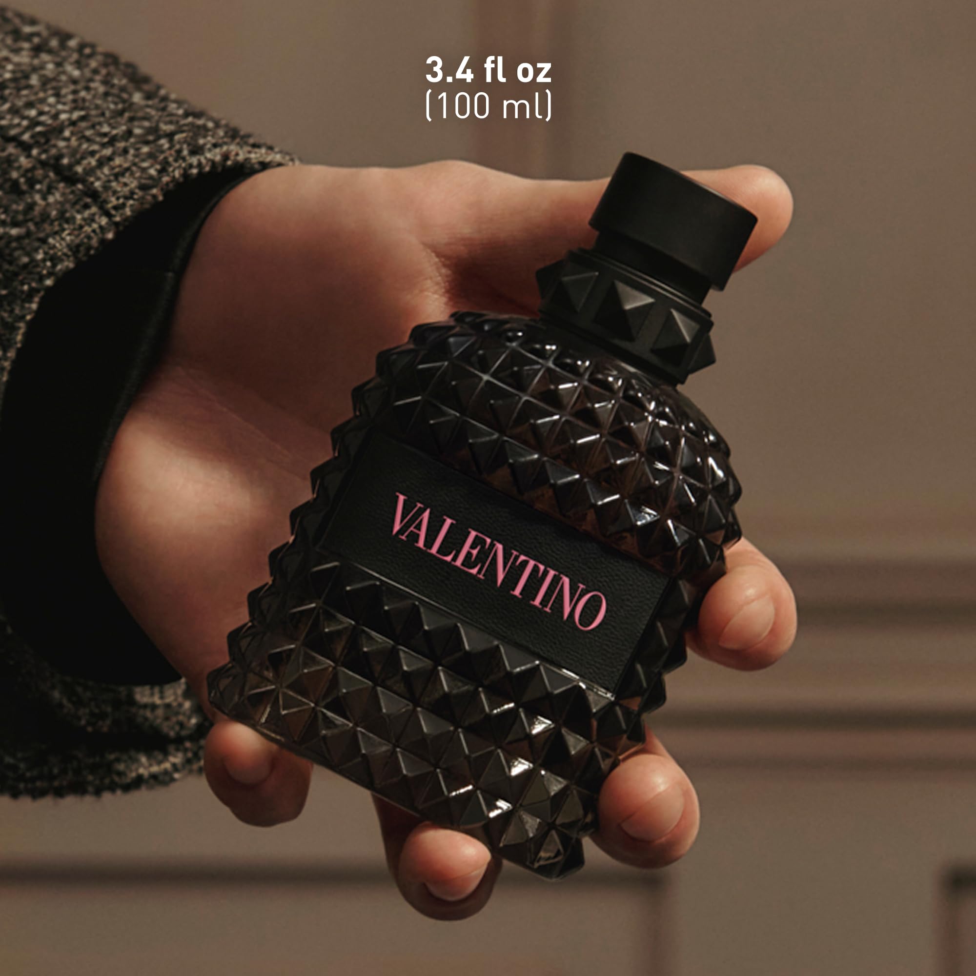 Valentino etiqueta lateral legible que indica el nombre y concentración