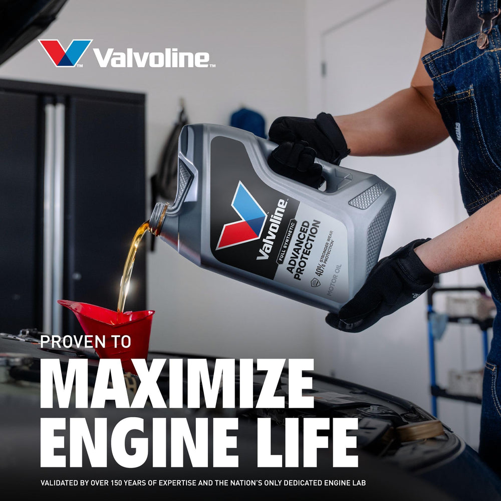 Valvoline envase colocado sobre cofre de coche mostrando uso real