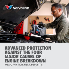 Valvoline envase 5 QT sostenido en mano para referencia de uso