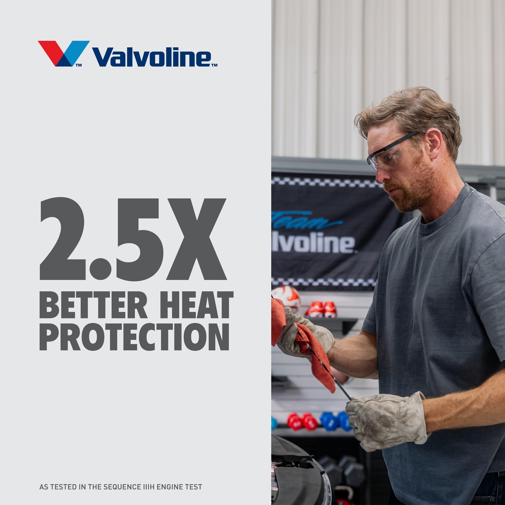 Valvoline envase en taller profesional listo para cambio de aceite