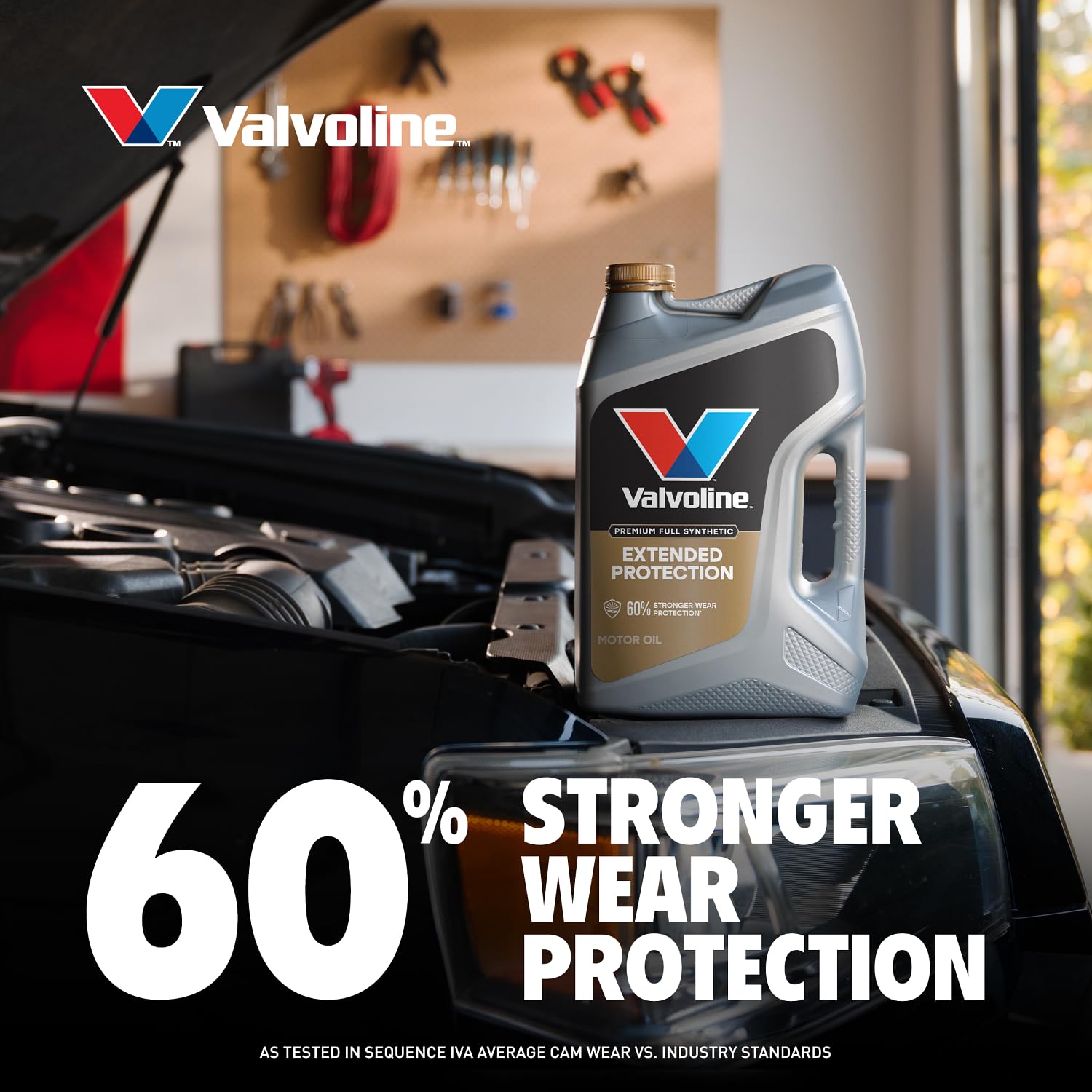Valvoline bote comparado con mano para mostrar escala y cantidad útil