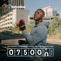 Vertido de Valvoline MaxLife 0W-20 en filtro, mostrando aplicación segura