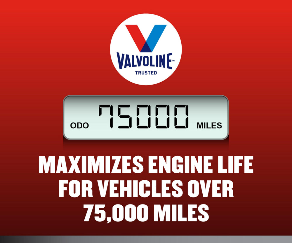 Botella Valvoline MaxLife vertiéndose en un motor, facilita mantenimiento