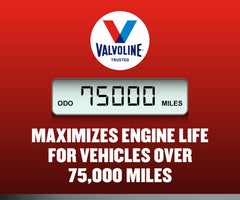 Botella Valvoline MaxLife vertiéndose en un motor, facilita mantenimiento