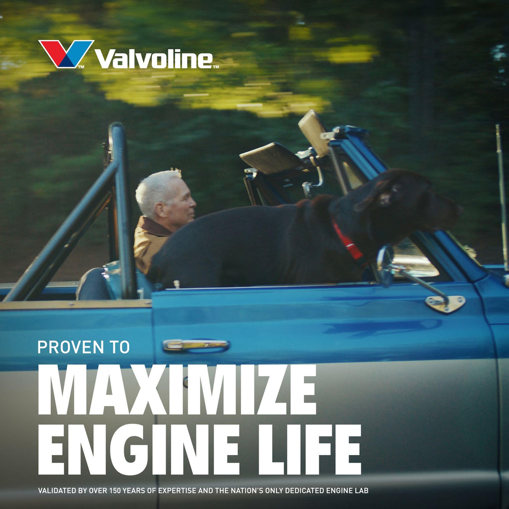 Valvoline en taller durante cambio de aceite para mantenimiento eficiente