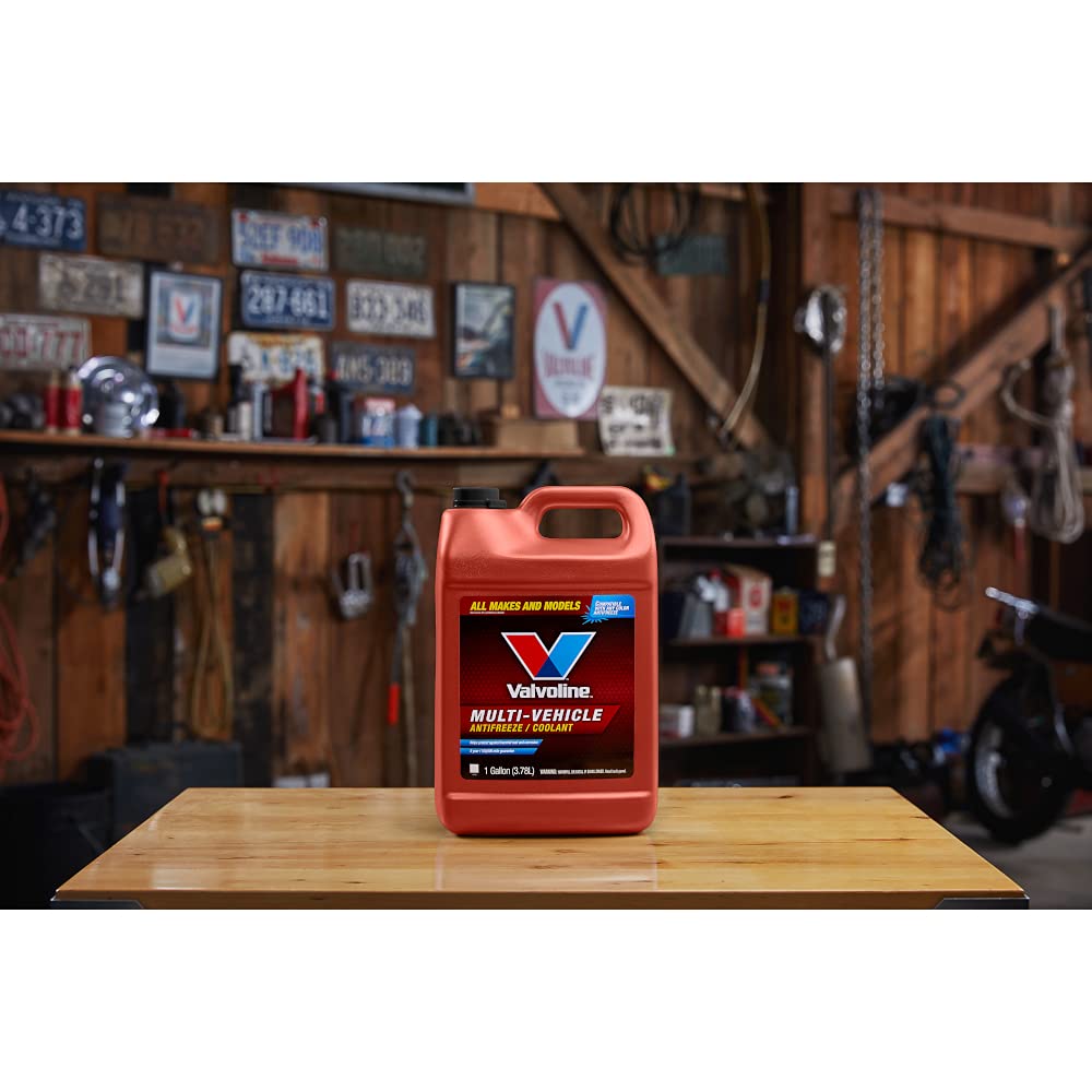 Valvoline uso en taller con técnico rellenando sistema de enfriamiento