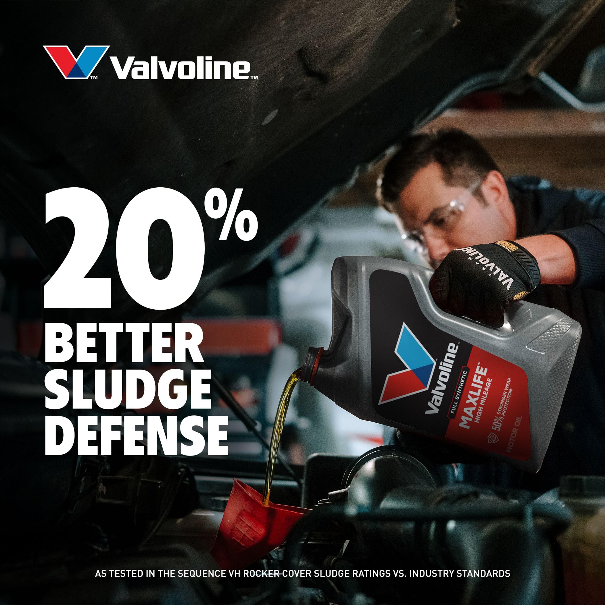 Valvoline vertido en motor en uso para mejor lubricación y sellado