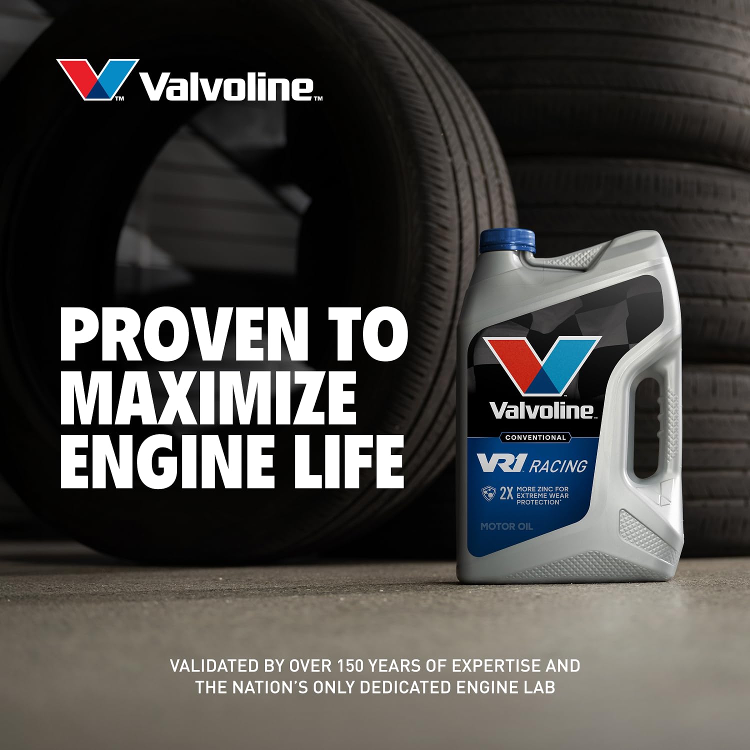 Valvoline VR1 cerca de un coche de carreras clásico demostrando tradición en competición
