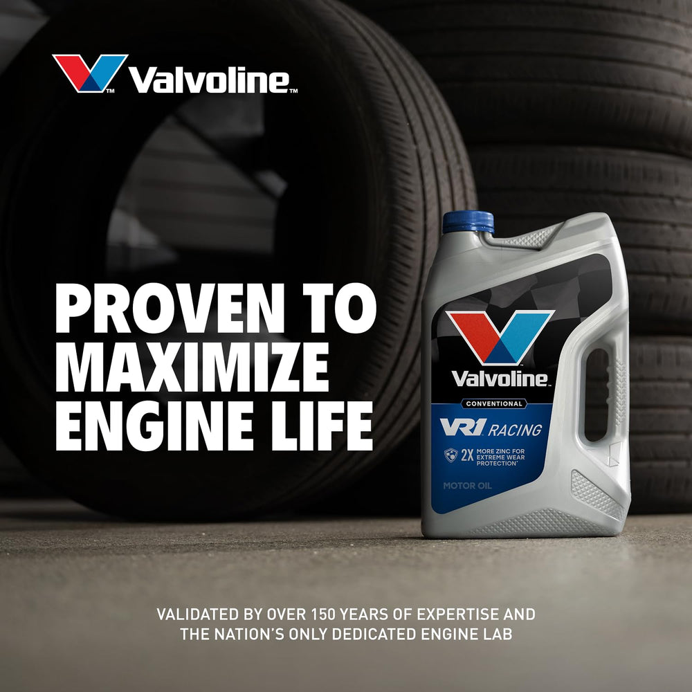 Valvoline VR1 cerca de un coche de carreras clásico demostrando tradición en competición