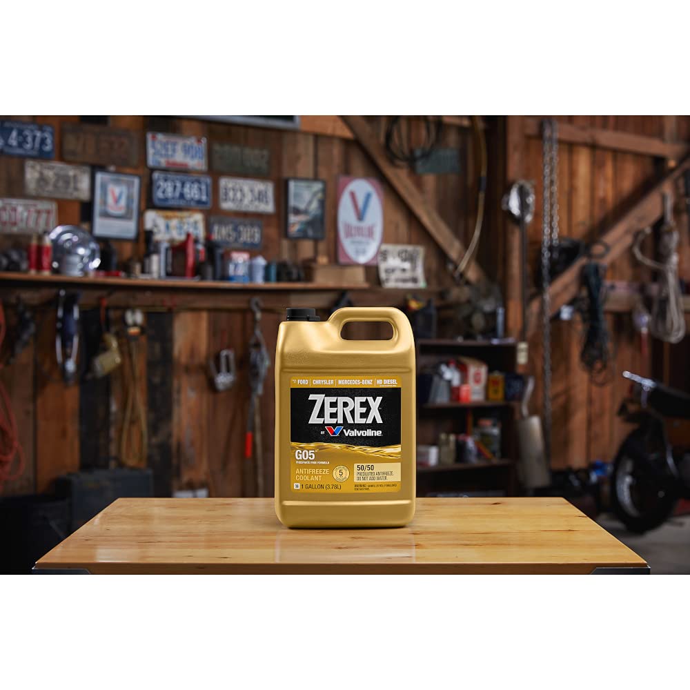 Valvoline Zerex G05 junto a una regla para comparar volumen y tamaño práctico