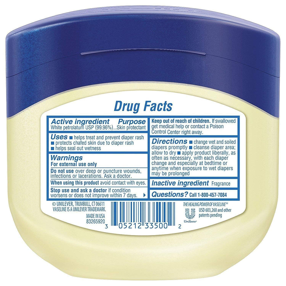 Vaseline en cesta de baño infantil sugiriendo uso diario y cuidado