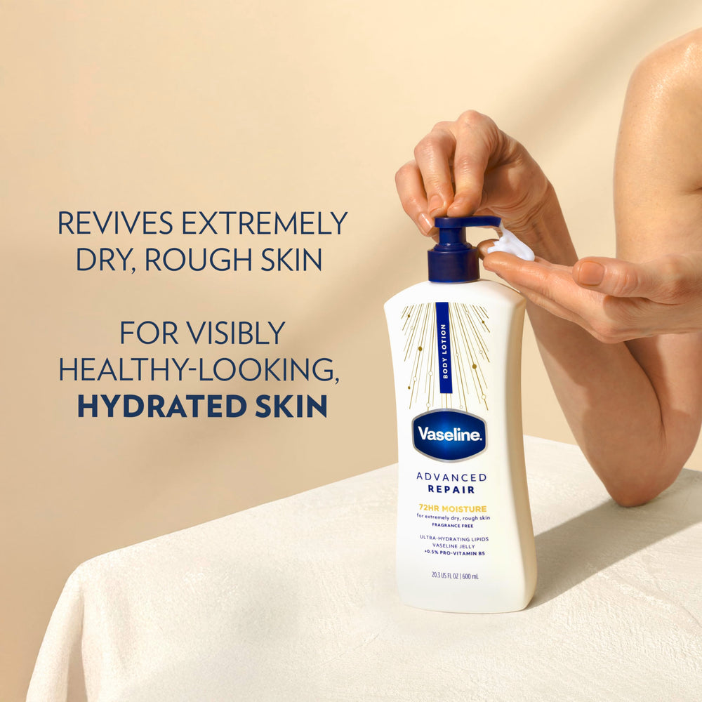 Vaseline en estante de baño estilo de vida hidratación familiar práctica