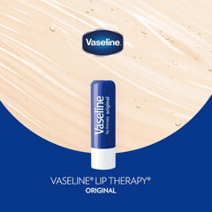Vaseline stick en mano aplicando alivio instantáneo a labios secos