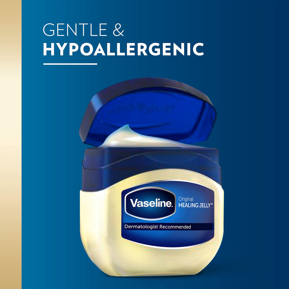 Vaseline aplicado en manos para suavizar piel seca y agrietada rápidamente