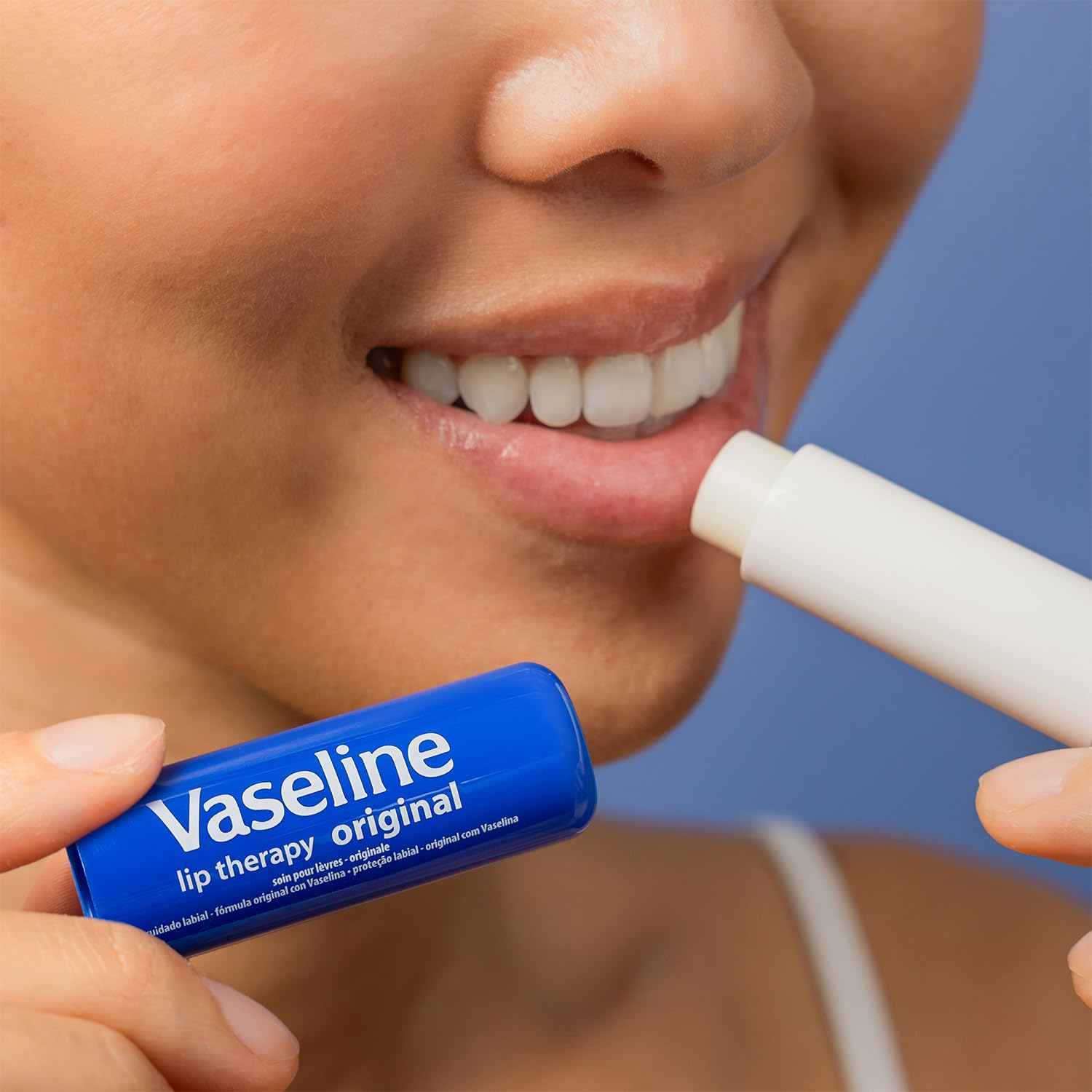 Vaseline varios sticks en bolso demostrando conveniencia para viajes