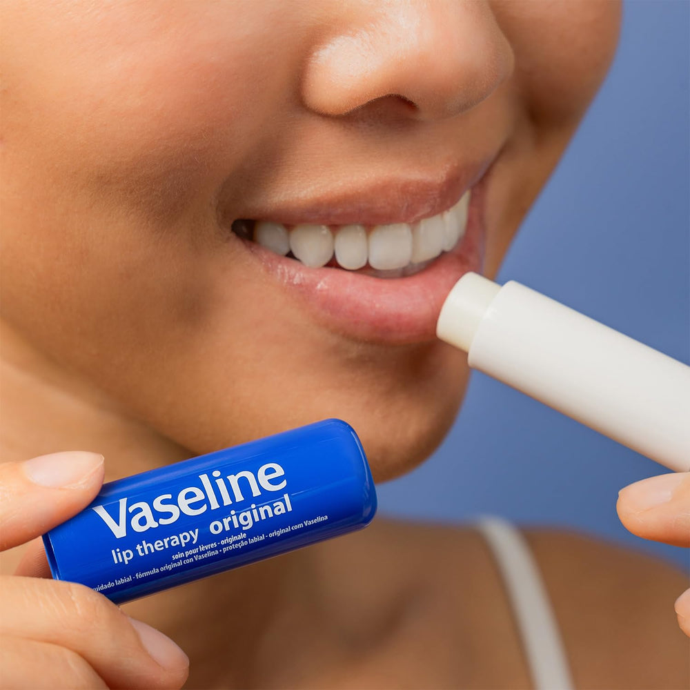 Vaseline varios sticks en bolso demostrando conveniencia para viajes