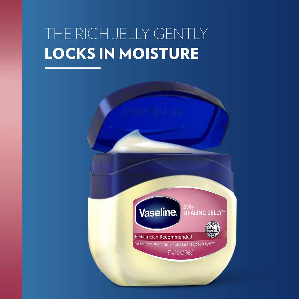Vaseline comparada en la mano para referencia de tamaño y cantidad