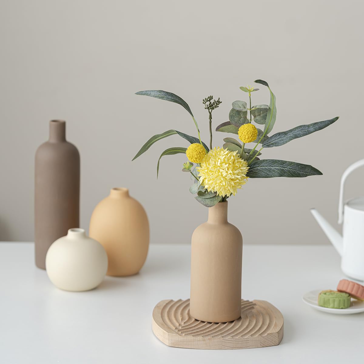vaurcesa conjunto en estantería modernista creando punto focal cálido